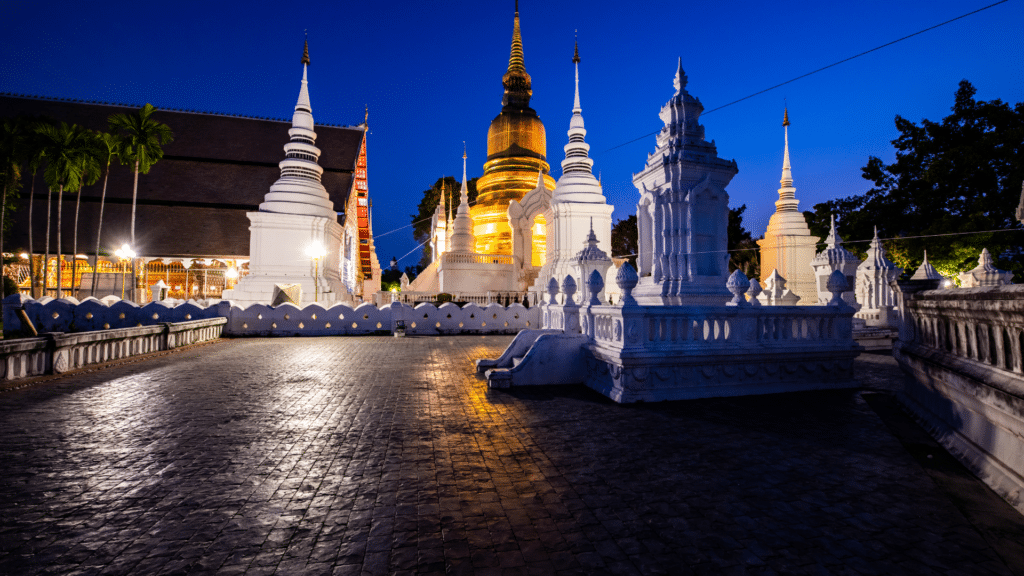 วัดสวนดอก ยามค่ำคืน